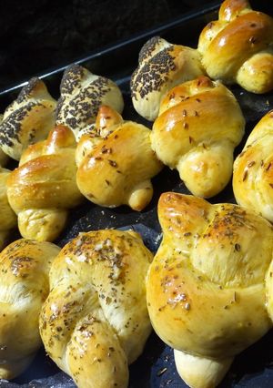 A picture of Italian garlic knots.
