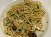 Una foto di merluzzo in padella