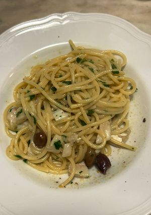 Foto di Spaghetti in padella 43 olive e baccalà