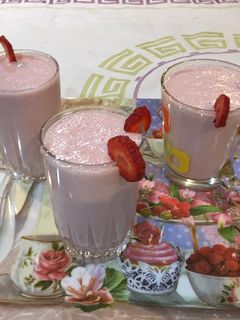 عکسی از دستور میلک شیک توت فرنگی