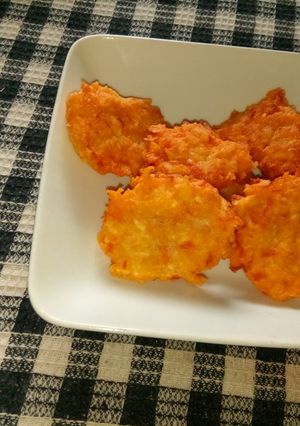 Una foto de Arepitas de yuca con salami