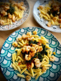 Una foto de Maccheroni con espinacas y gambas al ajillo