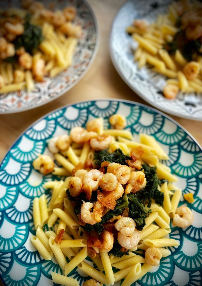 Una foto de Maccheroni con espinacas y gambas al ajillo