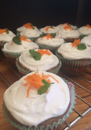 Una foto de Muffins de zanahoria glaseados