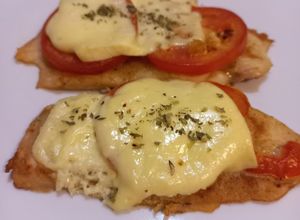 Una foto de Pechugas de Pollo Napolitanas Fácil y Saludable