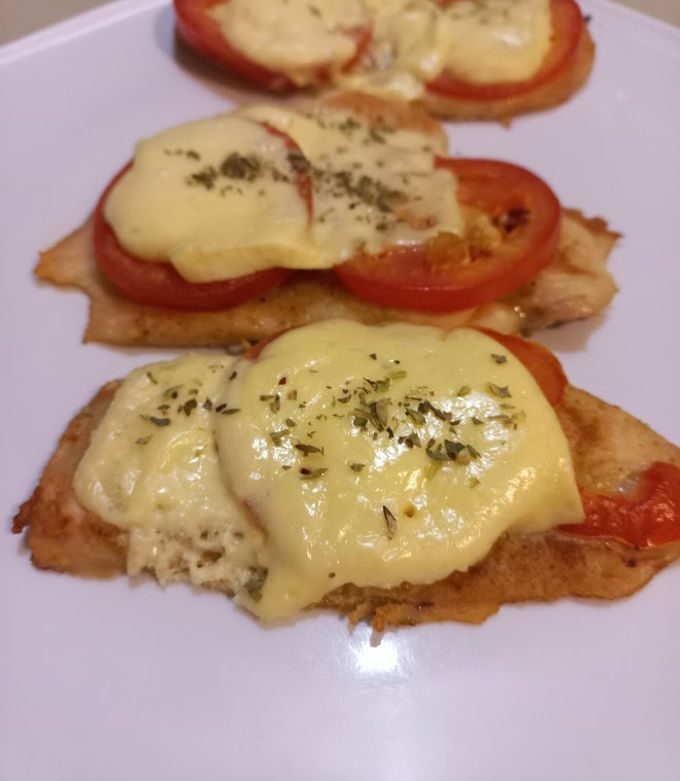 Una foto de Pechugas de Pollo Napolitanas Fácil y Saludable