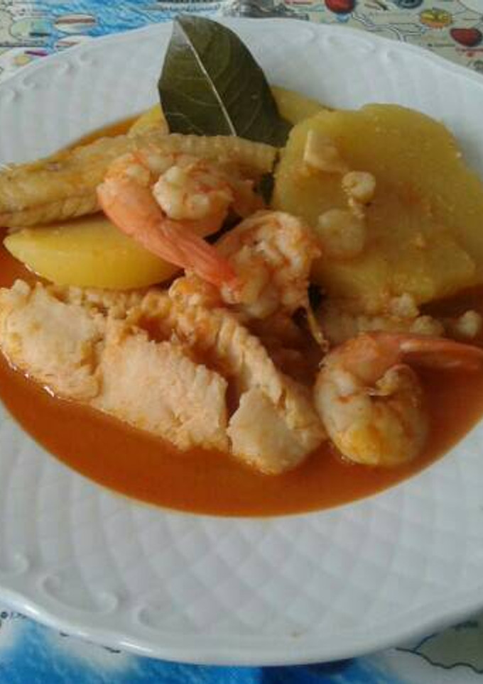 Una foto de Suquet de pescada, cola de rape y langostinos