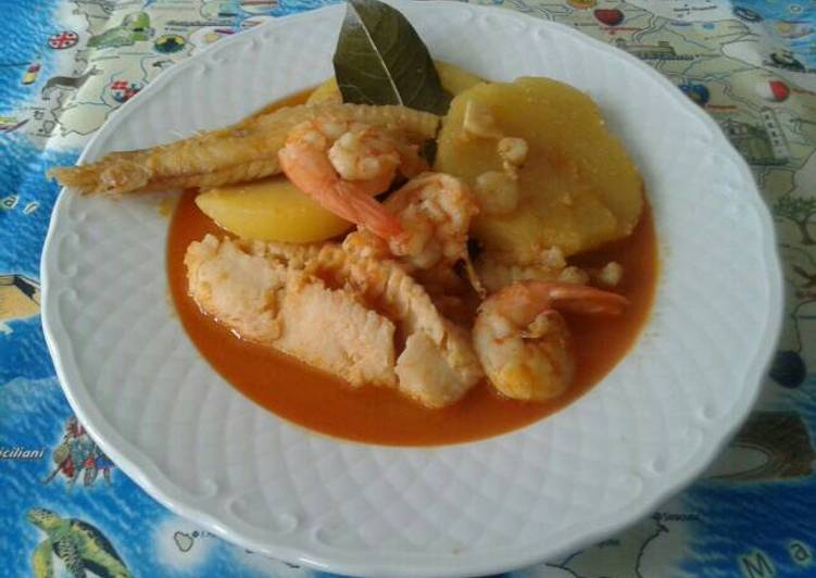 Suquet de pescada, cola de rape y langostinos