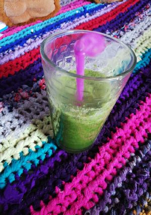 Una foto de Jugo natural de manzana verde con acelga y gotitas de stevia