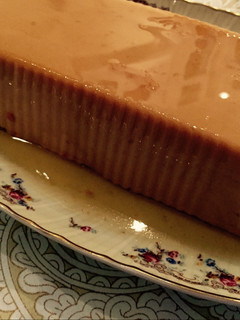 Una foto de Flan de turrón duro