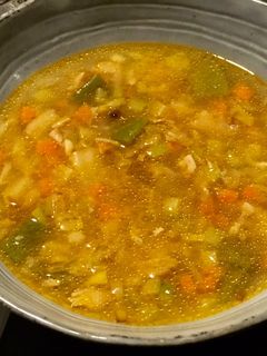 Una foto de Sopa de pollo y verduras