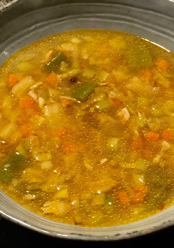Una foto de Sopa de pollo y verduras