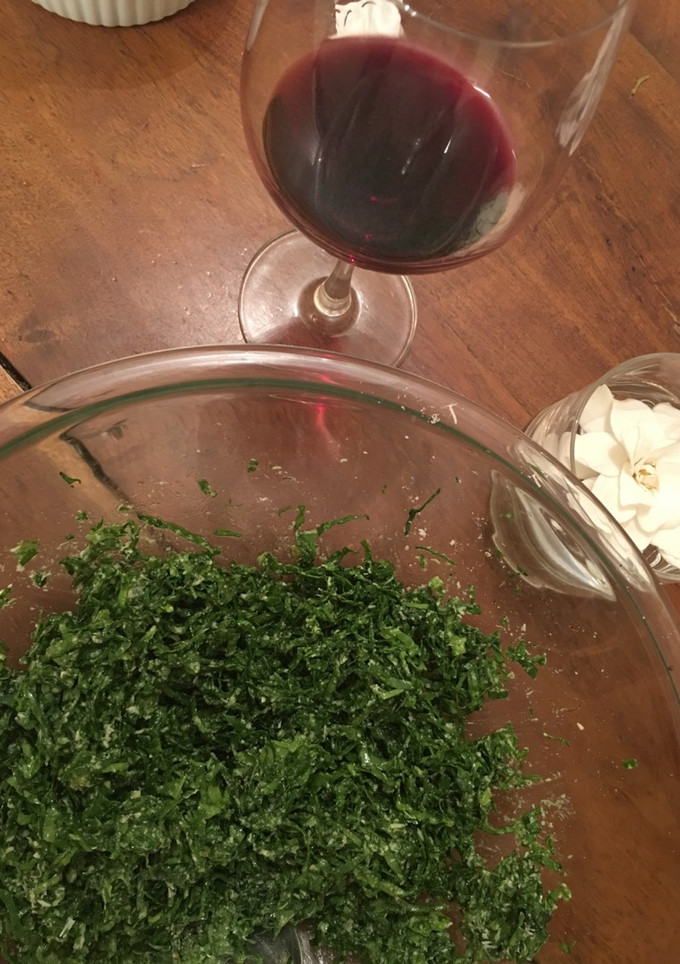 Una foto de Ensalada de espinaca cruda y aceite de oliva