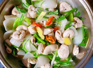 Hình của món Dồi trường hấp hành lá, gừng.