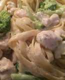 Fettuccine en crema de queso con brócoli y pollo