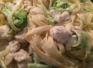 Una foto de Fettuccine en crema de queso con brócoli y pollo