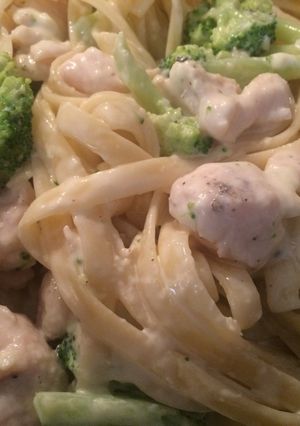 Una foto de Fettuccine en crema de queso con brócoli y pollo