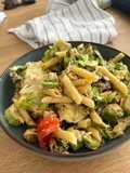Ensalada de pasta con vinagreta de crema de cacahuete