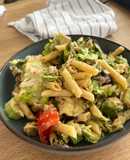 Ensalada de pasta con vinagreta de crema de cacahuete