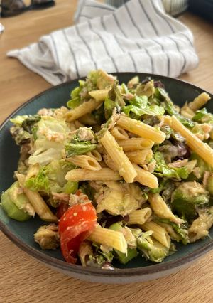 Una foto de Ensalada de pasta con vinagreta de crema de cacahuete