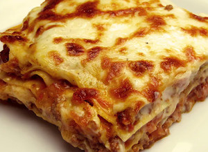 Foto de Lasanha caseira no forno com massa pronta