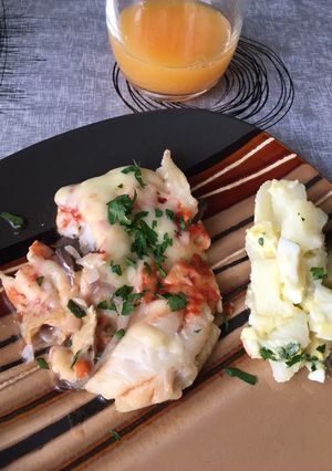 Una foto de Pizza de pescado con ensalada de papas ❣️