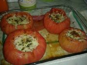 Una foto de tomates rellenos horno