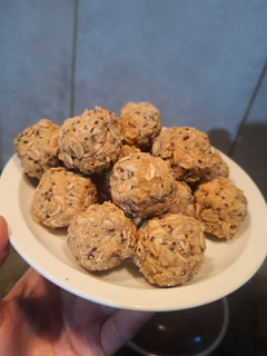 Una foto de Bolitas de crema de maní y avena