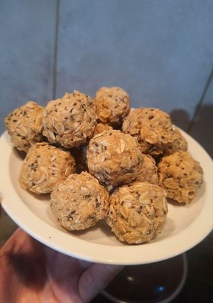 Una foto de Bolitas de crema de maní y avena