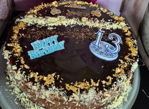 Une photo de Entremets trois chocolats croustillant praliné