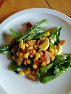 Una foto de Ensalada de espinacas con tocino
