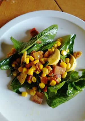 Una foto de Ensalada de espinacas con tocino