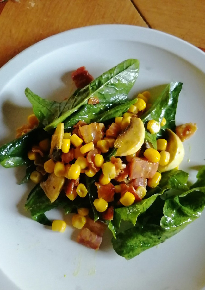 Una foto de Ensalada de espinacas con tocino