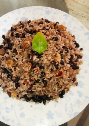 Una foto de Arroz con caraotas del día anterior al estilo venezolano