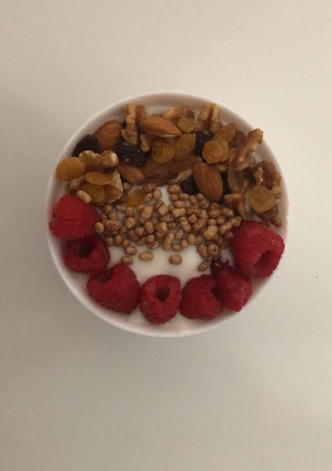 Una foto de Yogur con frutos