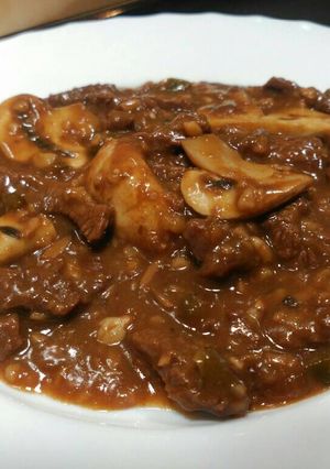 Foto principal de Ternera con salsa de champiñones y soja al vino tinto