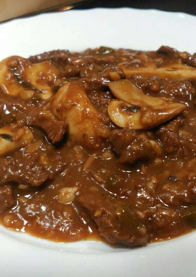 Una foto de Ternera con salsa de champiñones y soja al vino tinto