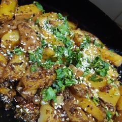 A picture of Roasted garlic potatoes.