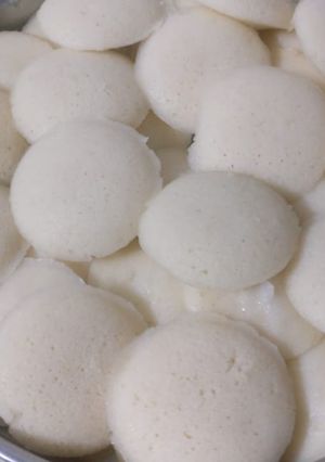 सूजी इडली (Suji idli recipe in hindi) रेसिपी मुख्य फोटो