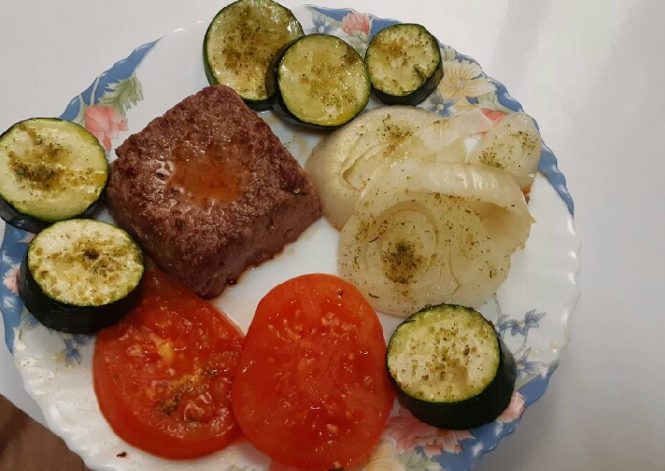 Carne picada con verduras asadas