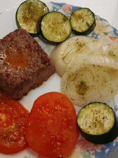 Una foto de Carne picada con verduras asadas