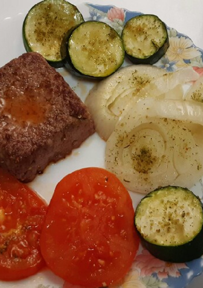 Una foto de Carne picada con verduras asadas