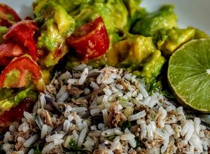 Una foto de ARROZ Encebollado y Atún...!😋
