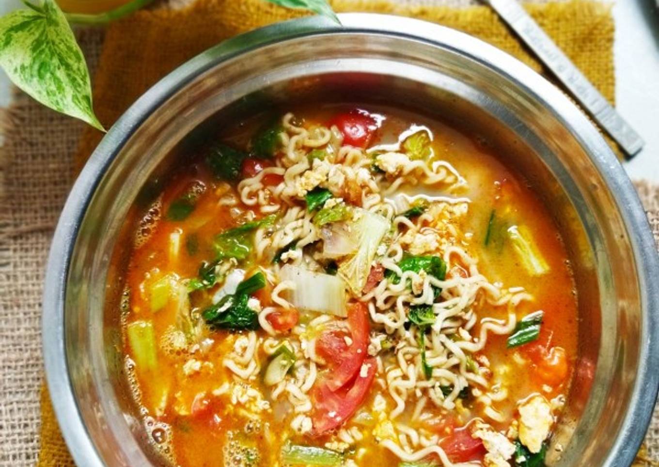 Mie Kuah (mie instan rasa Singapure laksa)