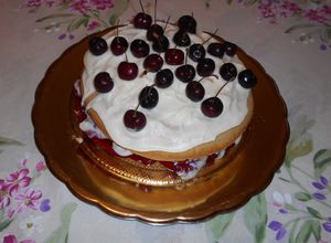 Una foto de Pastel de cerezas negras