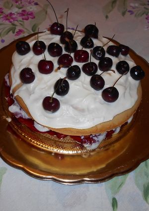 Una foto de Pastel de cerezas negras