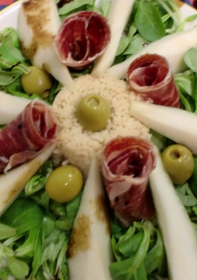 Una foto de Ensalada de cous cous, pera y jamón