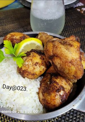 Una foto de Arroz blanco con Pollo frito