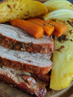 Una foto de Carne de cerdo con verduras al horno 🥕🧅🥔