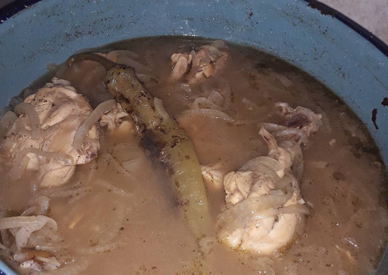 Pollo encebollado